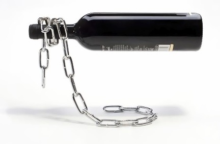 Stahlkette als Weinflaschenhalter