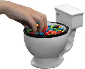 WC Becher 4 Kaffee aus dem Klo dank "WC-Schüssel"-Becher