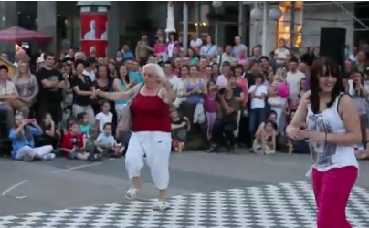 [Video] "Techno-Oma" rockt mit Tanz die Menge