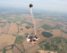 Adrenalinkick: Tandem-Fallschirmsprung als Geschenkidee