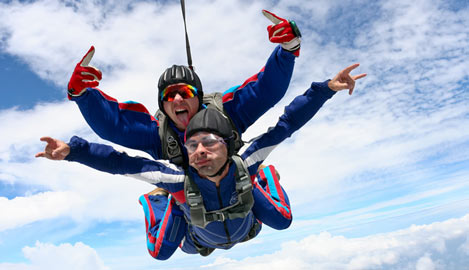 Adrenalinkick: Tandem-Fallschirmsprung als Geschenkidee