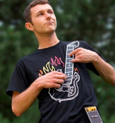 Guitar T-Shirt: Kleidung mit einer spielbaren E-Gitarre